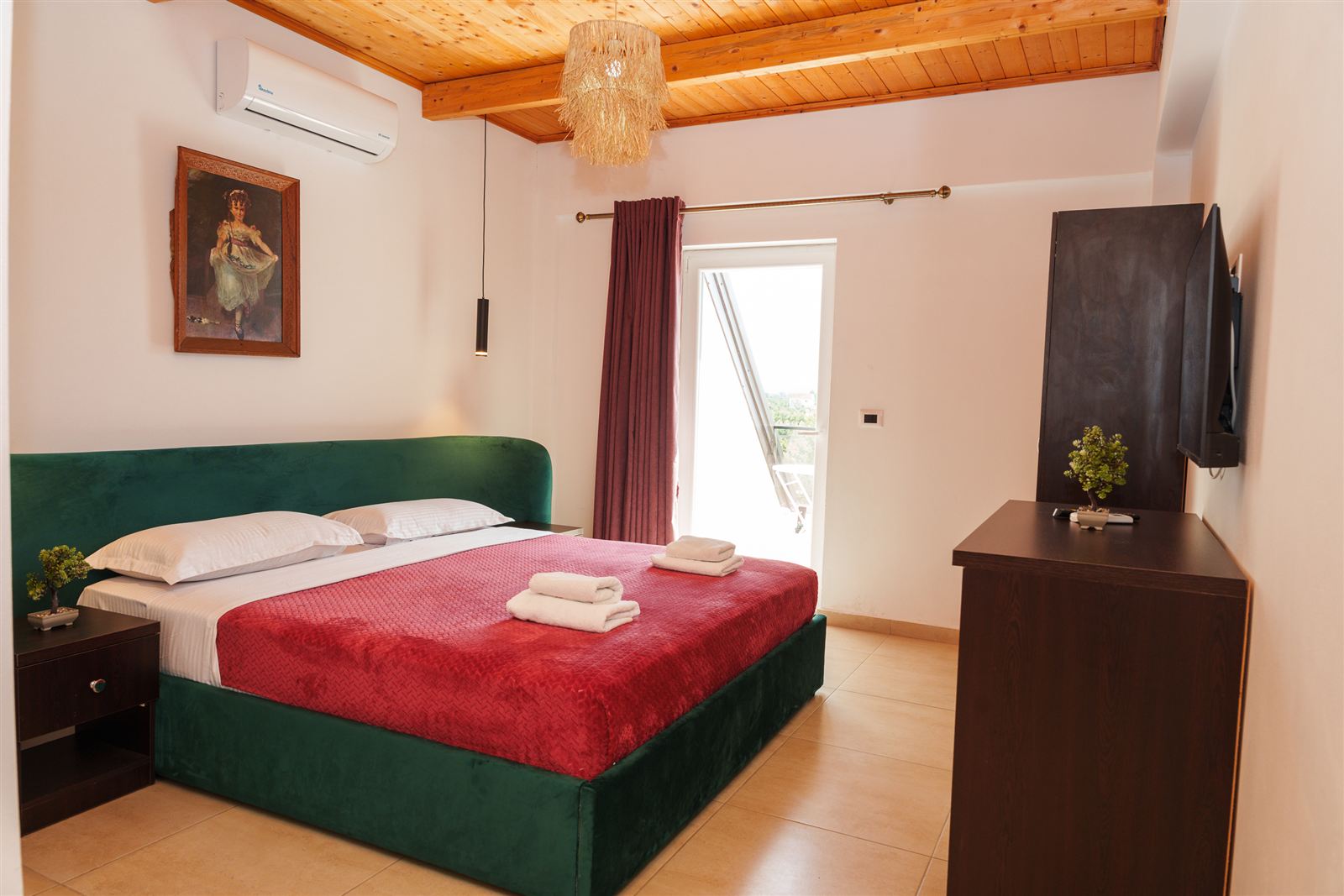 Double room with balcony, velvet headboard and garden view