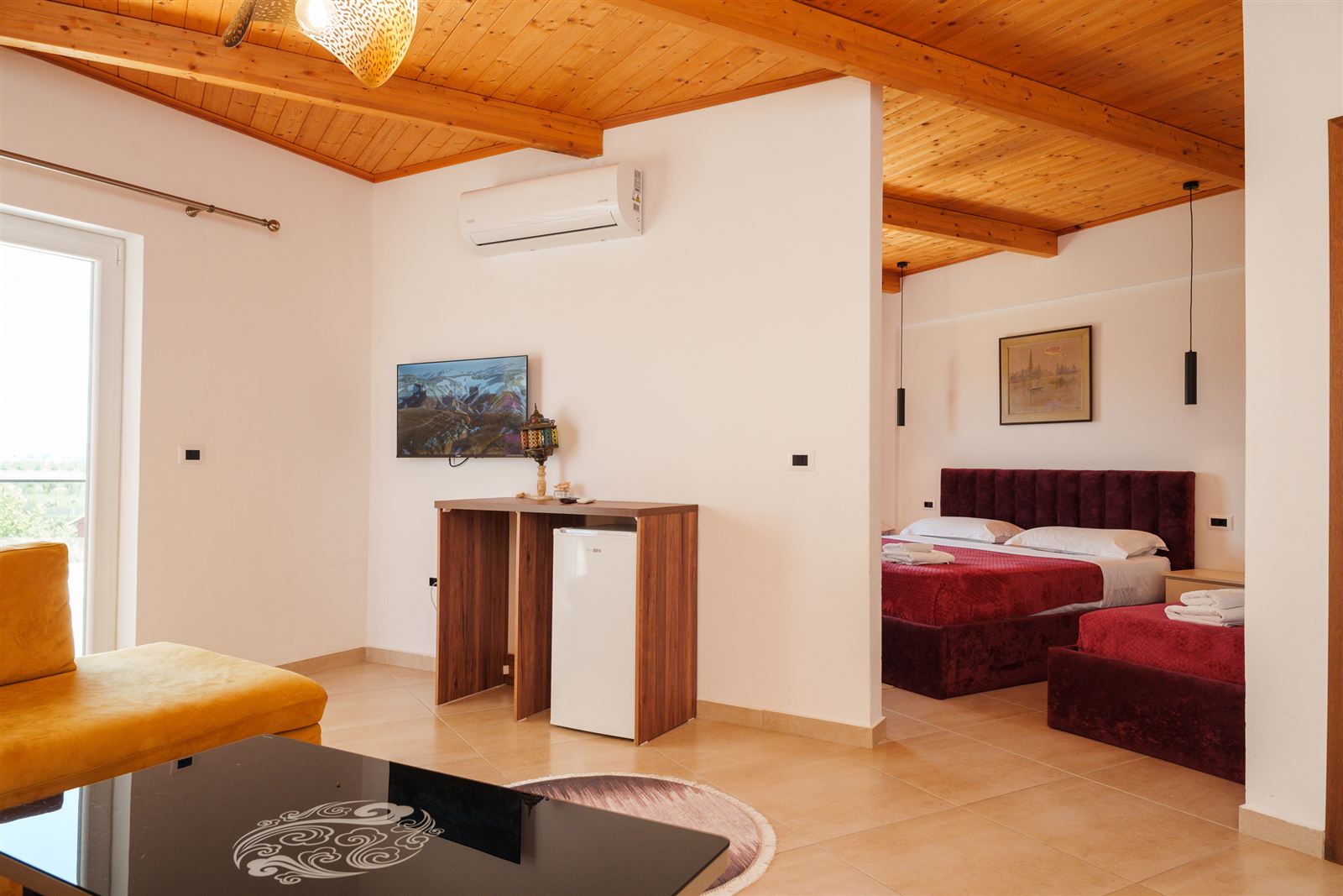 Studio with balcony, sitting area and separate bed nook